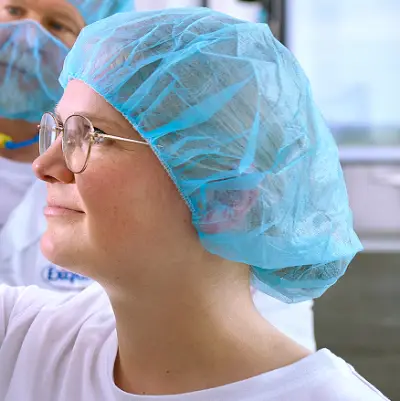 Portrait Marina Hibler, Auszubildende für Lebensmitteltechnik.