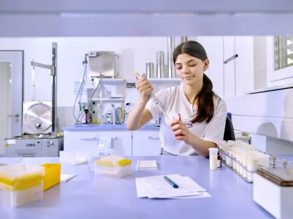 Eine Auszubildende zur Laborantin erledigt Labortätigkeiten.