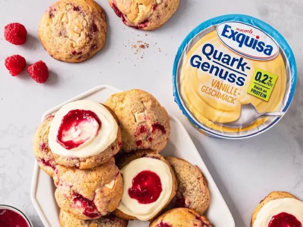 Exquisa Quark-Genuss Vanillegeschmack mit Quarkplätzchen auf einer Küchenanrichte.