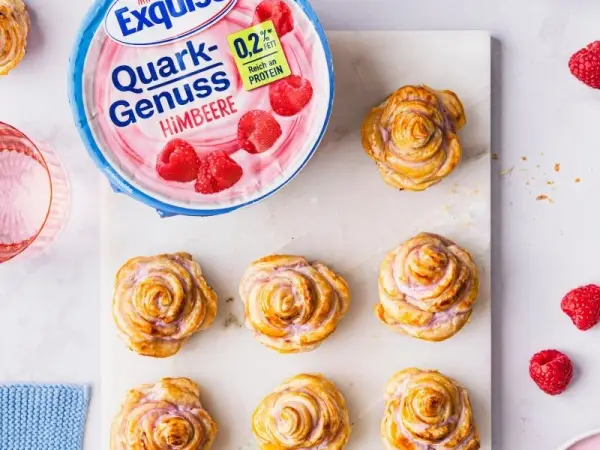Exquisa Quark-Genuss Himbeere mit Himbeerschnecken auf einer Küchenanrichte