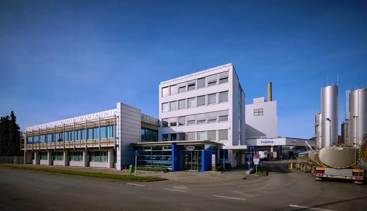 Frontansicht des Standortes Buchloe der Karwendel Werke.
