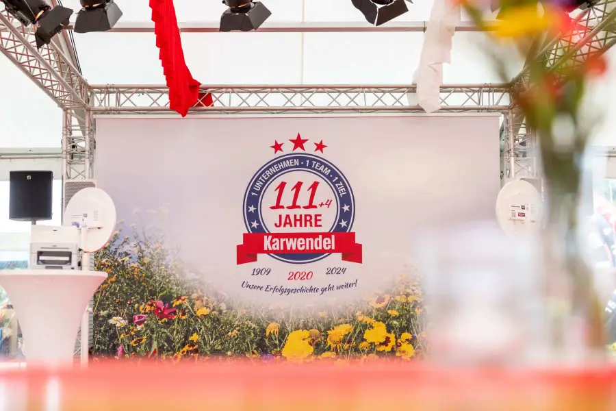 Jubiläumsveranstaltung mit prominentem 111-Jahre Logo von Karwendel.