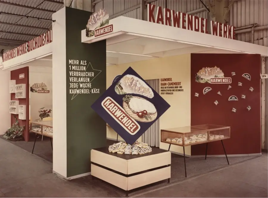 Karwendel-Messestand mit Produktwerbung in einer Ausstellungshalle.
