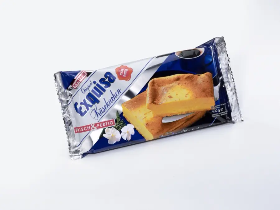 Verpackter Exquisa KäsekuchenSnack vor hellem Hintergrund.