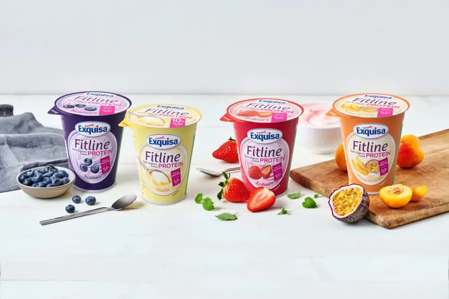 Mehrere Exquisa Fitline Protein Produkte in verschiedenen Geschmacksrichtungen auf einem Tisch.