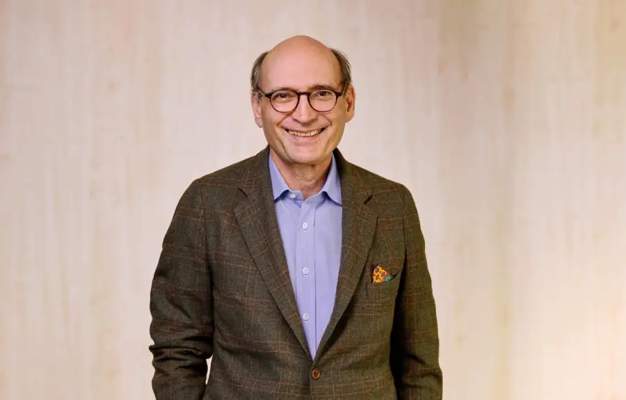 Porträt des Geschäftsführers Herr Dr. Wilfried Huber vor hellem Hintergrund.