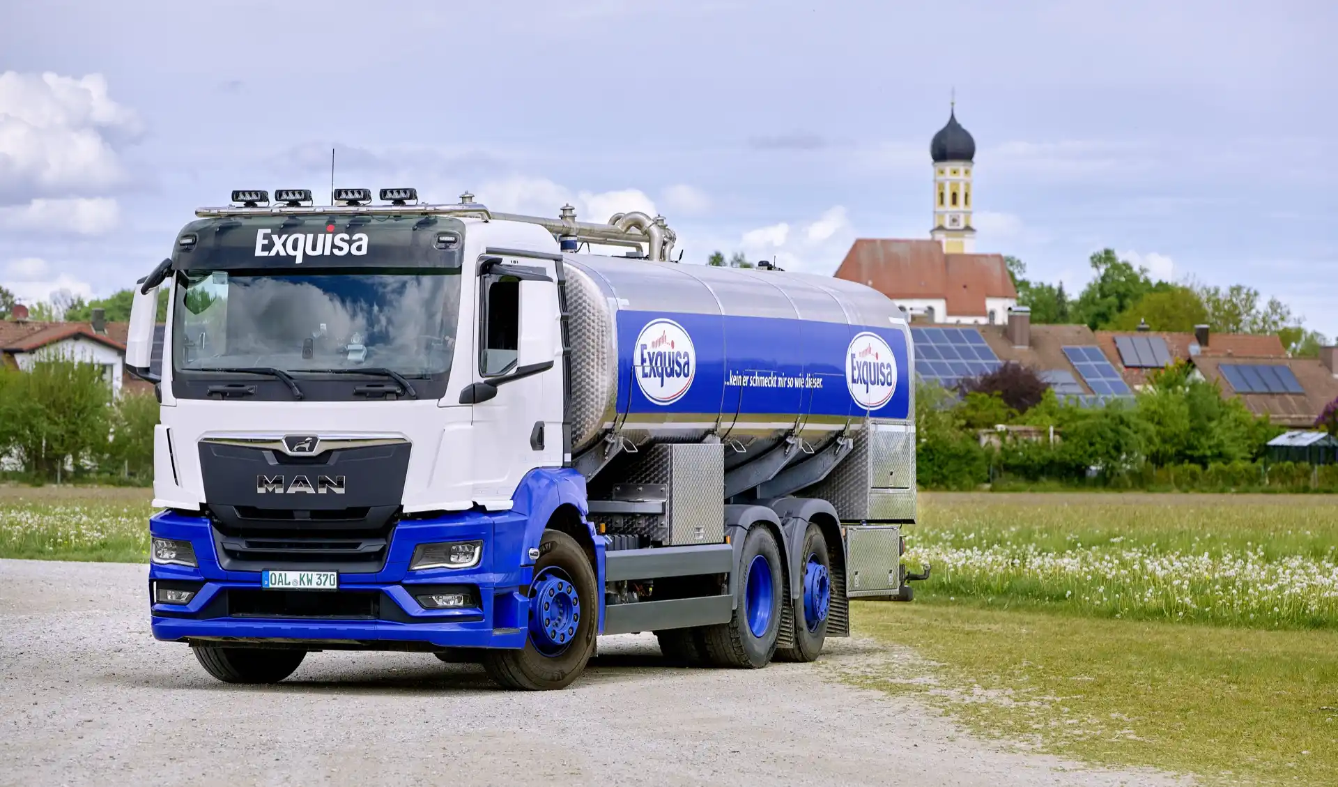 Ein Exquisa Milchsammelfahrzeug steht in einer Hofeinfahrt bereit.