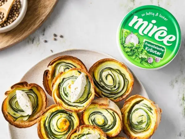 miree Französische Kräuter auf einer Küchenanrichte mit Zucchini-Schnecken