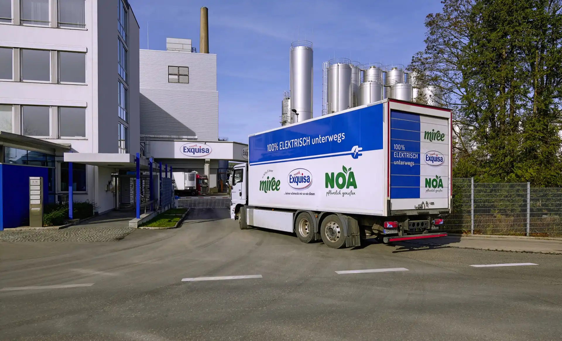 Der Karwendel E-LKW steht vor der Einfahrt zum Werk.