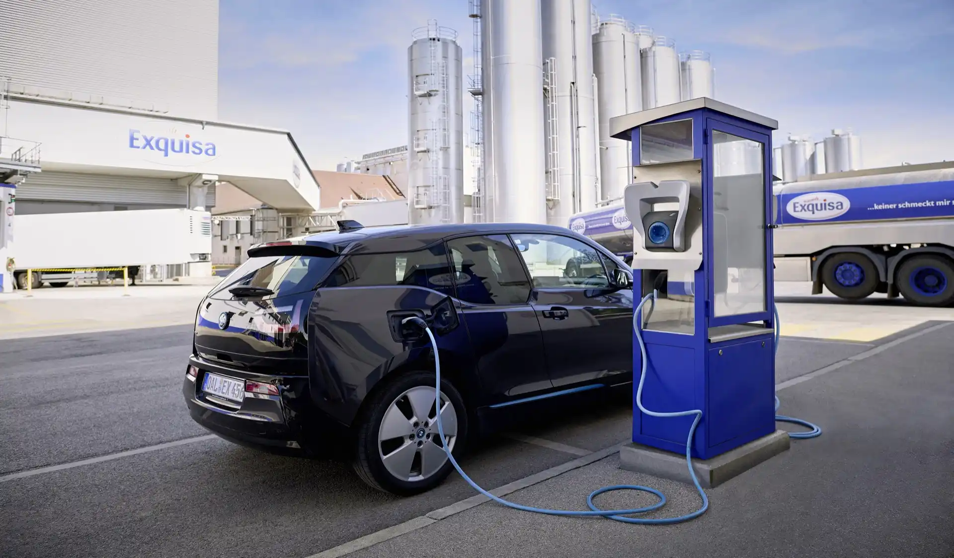 Ladesäule für E-Autos auf Werksgelände, die ein E-Auto betankt.