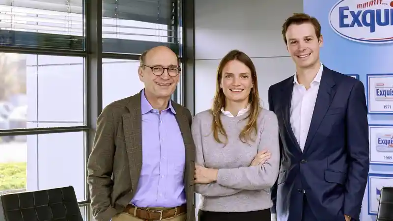Dr. Huber mit Isabel Bartel und Viktor Lindner.