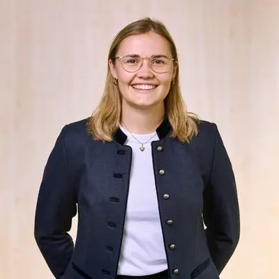 Portrait der Nachhaltigkeitsmanagerin Emily Schrödel vor hellem Hintergrund.