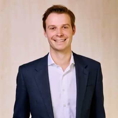 Portrait des Geschäftsführers Viktor Lindner vor einem hellen Hintergrund.