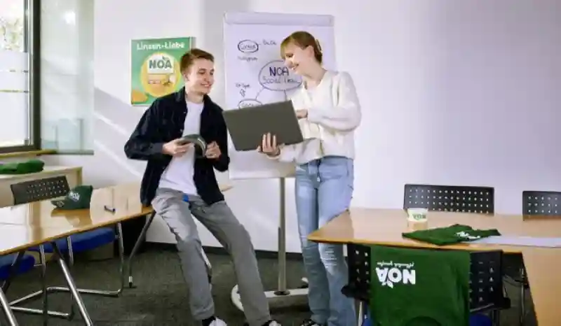 Zwei Praktikanten besprechen mögliche neue Werbemittel.