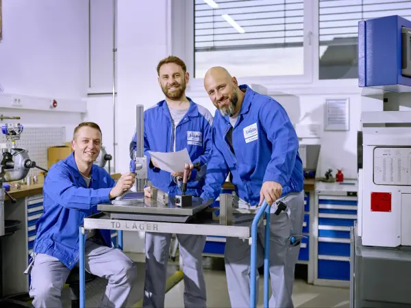 Portrait des Elektromeisters Florian Schuster (Mitte) und Kollegen.