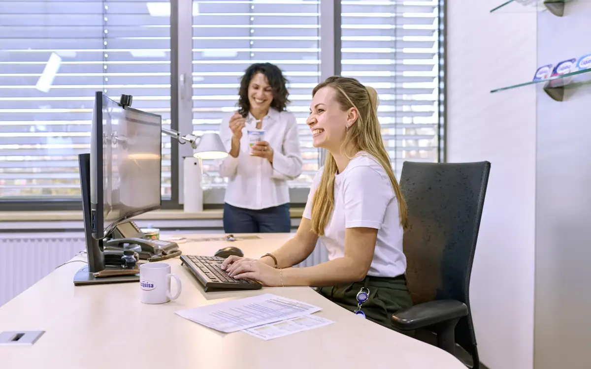 Zwei Mitarbeitende der Verwaltung arbeiten in einem Büro an einem PC.