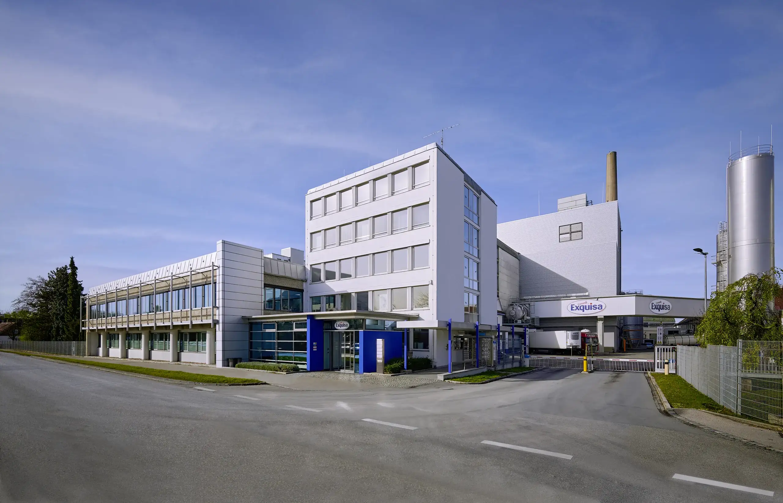 Werkseinfahrt von Karwendel mit Blick auf das Verwaltungsgebäude.